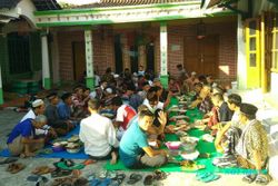Makan dengan Alas Daun Jati, Tradisi Idul Adha dari Kebumen