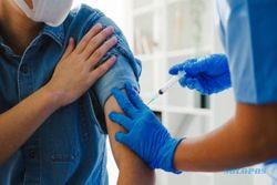 PKL Selter Manahan Solo Mulai Disuntik Vaksin Covid-19