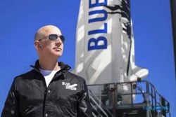 Kursi Penerbangan Antariksa Blue Origin Laku Rp398 Miliar