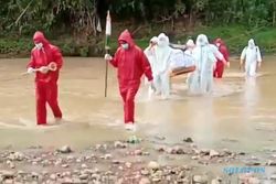 Kisah Sukarelawan Pemakaman Covid-19 di Wonogiri: Jalan Kaki 1 Km Lewat Sungai Sampai ke Makam