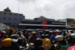 Viral Launching Menu BTS di McD Solo Bikin Kerumunan & Jalanan Macet