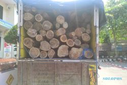 Dikejar Dari Eromoko, 8 Pelaku Ilegal Logging Bawa 134 Batang Kayu Tertangkap Di Wuryantoro Wonogiri