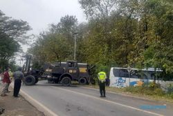 Ugal-Ugalan, 2 Bus Sumber Grup Tabrak Truk di Madiun Hingga Terpersok dan Terguling