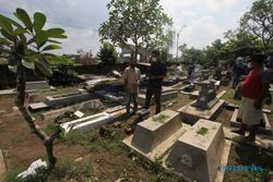 Polisi Sita Batu Pemukul Nisan Sebagai Barang Bukti Kasus Perusakan Makam Mojo Solo