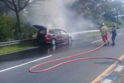 Mobil Tiba-Tiba Terbakar Saat Berhenti di Pinggir Jalan Solo-Semarang Boyolali