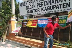 Protes Ganti Rugi Tol Solo-Jogja, Warga Bawa Spanduk hingga Pohon Pisang ke BPN Klaten