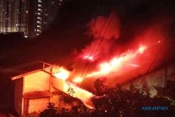 Kebakaran Landa 2 Gudang Farmasi di Jakarta