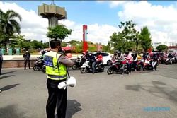 Ketika Pengendara di Purwodadi Berhenti Untuk Doa Bersama