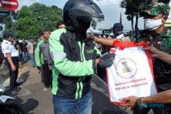Jokowi Bilang Bantuan Beras PPKM Tak Usik Stok Pangan