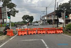 Barikade Water Barrier Penutup Jalan di Sukoharjo Sering Digeser Warga, Kini Diikat Pakai Bambu & Kawat
