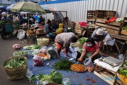 Luar Biasa! Omzet Turun Akibat PPKM Darurat, Bakul di Pasar Legi Solo Malah Bagikan Sayur Gratis ke Warga