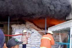 Diduga Kena Percikan Api Las, Gudang Beras Di Kedungupit Sragen Hangus Terbakar