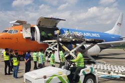 14.175 Ton Oksigen dari Singapura untuk Solo Mendarat di Bandara Adi Soemarmo