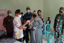 Terus Berlanjut, Bupati Banjarnegara Tinjau Penyaluran JPS PPKM di Desa Rejasari