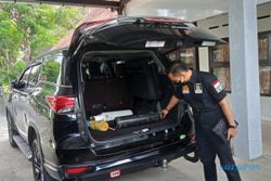Wakil Rakyat Karanganyar Ini Pakai Mobil Dinasnya Untuk Bantu Warga Cari Oksigen