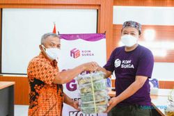 Komunitas Koin Surga Klaten Bagi-Bagi Ingkung Ayam untuk Warga Positif Covid-19 Isoman