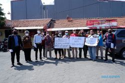 Warga Watusalam Demo di Polres Pekalongan Tuntut Pembebasan Rekannya