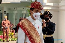 Jokowi Berbaju Adat Lampung Pimpin Upacara HUT RI di Istana