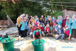 Berdayakan Difabel Weru Sukoharjo, Tim KKN Tematik UNS 208 Beri Pelatihan Budi Daya Ikan dalam Ember
