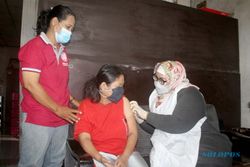 Bupati Sragen Turun Tangan Bantu Nakes Vaksin Door to Door di 3 Desa