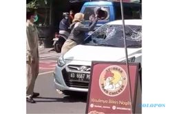 Viral, Pegawai Puskemas Ngawi Ngamuk Hancurkan Kaca Mobil Pakai Helm