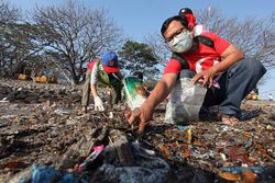 Aksi Bersih Sampah di Pantai Kedung Cowek Surabaya