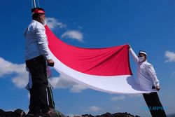 Berlangsung Khidmat, Begini Momen Eks Napiter Kibarkan Bendera Merah Putih di Gunung Sepikul Sukoharjo