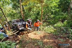Terjun ke Jurang 50 Meter di Karanganyar, Mobil Ditumpangi Koordinator SAR Surakarta Nyangkut di Pohon
