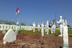 Peringati HUT RI, Sukarelawan Gelar Upacara Bendera di Pemakaman Jenazah Covid-19 Madiun