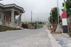 FOTO : Desa Tlogolele Diguyur Hujan Abu Vulkanis Gunung Merapi