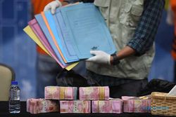 KPK Tunjukkan Barang Bukti Uang Suap Ratusan Juta OTT Bupati Probolinggo