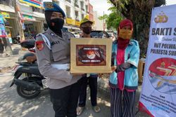 Aksi Polwan Polresta Solo Peringati HUT ke-73: Bagi-Bagi Sembako untuk Buruh Lepas