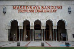 Perpanjangan PPKM Level 4, Masjid Raya Bandung Menggelar Kembali Salat Jumat