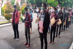 3 Bulan Nganggur, Karyawan Tempat Karaoke Bandungan Protes & Gelar Aksi Lamar CPNS di Kantor Bupati Semarang