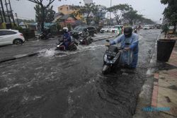 FOTO : Hujan Deras, Sejumlah Kendaraan Mogok di Depok