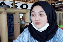 Kisah Mojang Cantik Bandung Lulusan Akademi Pariwisata Jadi Bakul Baso Aci di Pinggiran Solo