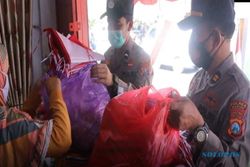 Pedagang Keluhkan Omzet Turun, Polisi Madiun Borong Bendera Merah Putih