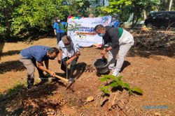 Gemakan Peduli Lingkungan, Tim Ekspedisi Energi Serahkan Bantuan Pohon di Wonogiri