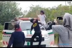 Parah! Aksi Mahasiswa KKN ini DiHujat Gegara Joget Dugem di Atas Mobil Ambulans