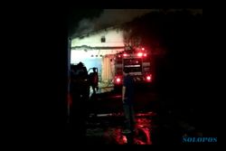 7 Jam, Damkar Masih Berjibaku Padamkan Kebakaran Pabrik Jamu Telukan Sukoharjo