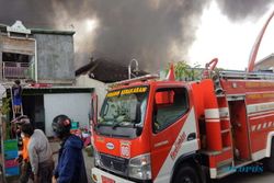 Kebakaran Pabrik Jamu Telukan Sukoharjo, 5 Jam Lebih Api Belum Padam