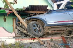 Mobil Tabrak Gundukan Pasir dan Bangunan di Gemantar Wonogiri, 4 Penumpang Terluka