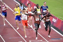 FOTO : Pelari Kenya Raih Emas Atletik 800 Meter Putra