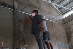Sidak Proyek Sekolah, Anggota DPRD Solo sampai Naik Bangku untuk Cek Plafon Atap