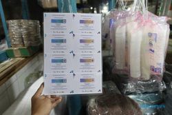 Pedagang Pasang Sertifikat Vaksin untuk Menarik Minat Pengunjung di Pasar Santa Jakarta