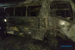 Walah, Ditinggal Ngopi Minibus di Ponorogo Ludes Terbakar