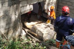Awas! Batu Raksasa Jebol Rumah Warga di Prambanan Sleman