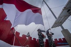 Taruna AAL Kibarkan Bendera Merah Putih di Mercusuar Ambalat