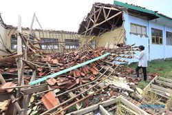 Diguyur Hujan Deras, Dua Ruangan SMA di Indramayu Jawa Barat Ambruk