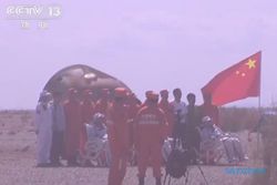 Mendarat di Gurun Gobi, 3 Astronaut China Ditandu